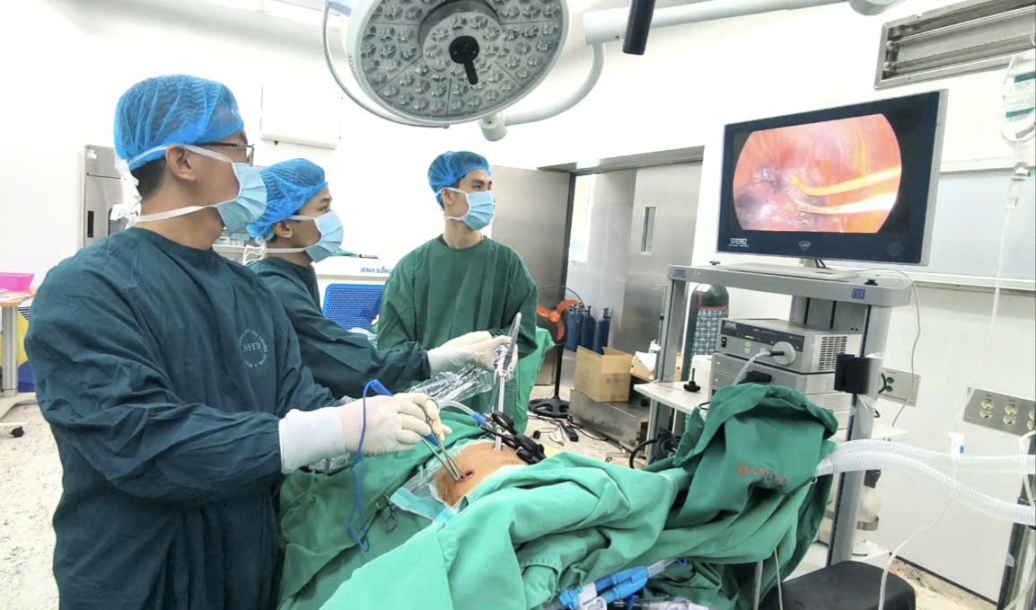 Thủng phổi sau khi hút cả bao thuốc lá mỗi ngày