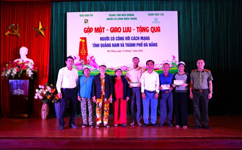 Bệnh viện 199 thăm và tặng quà tại Trung tâm Điều dưỡng Người có công Miền Trung nhân ngày 27-7