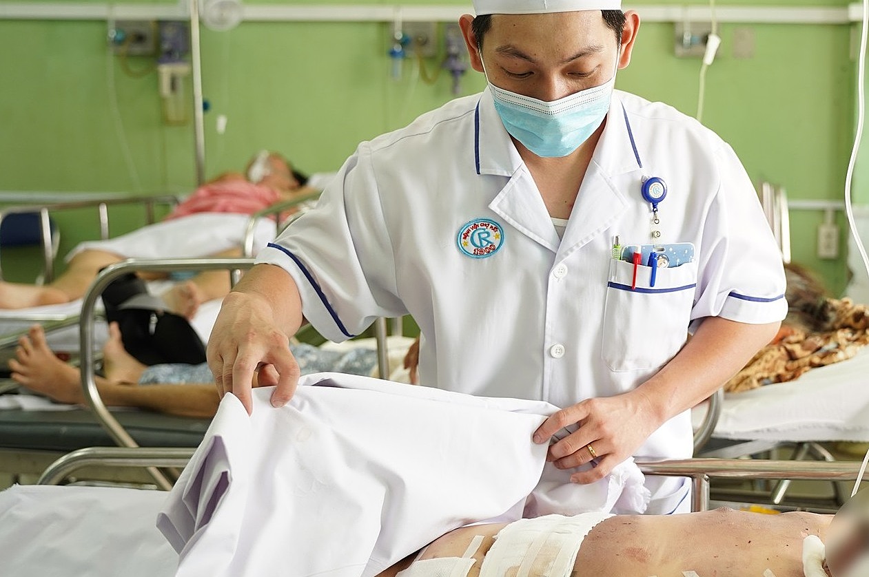 Bé trai mất bàn tay do nổ pháo tự chế