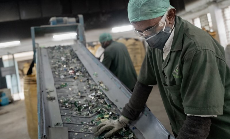 Dùng vi khuẩn chiết xuất kim loại hiếm từ pin cũ thải loại