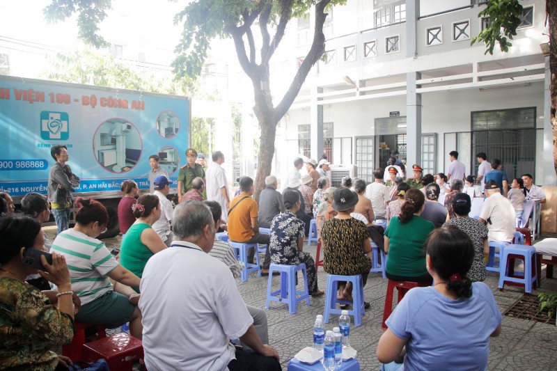 Bệnh viện 199 phối hợp với Công an phường Tam Thuận tổ chức khám chữa bệnh miễn phí cho người dân Giáo xứ Tam Tòa